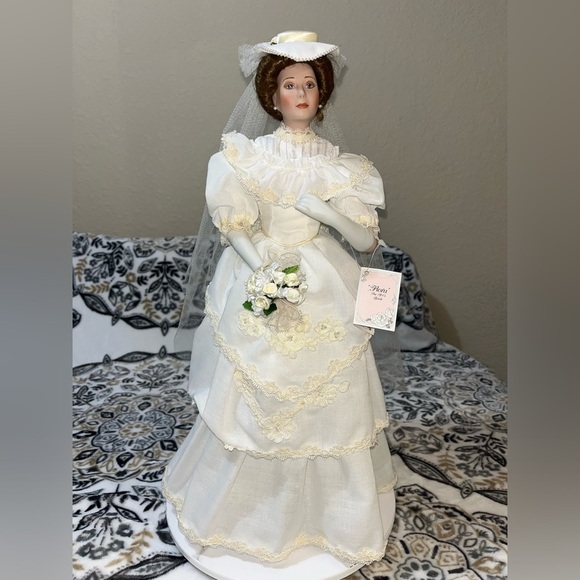 Flora Bride Classic Doll, Porcelain Bride Of The Century 1900s by Ellen Williams - Picture 4 of 17